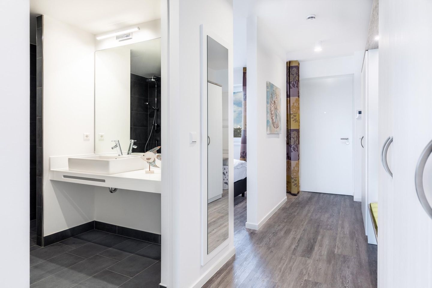 Apartmentanlage Meerblickvilla Apartmentanlage Meerblickvilla 0-02 Großenbrode - Flur mit Blick zum Badezimmer - gbmv0-02 - Großenbrode