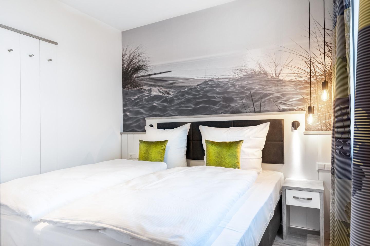 Apartmentanlage Meerblickvilla Apartmentanlage Meerblickvilla 0-02 Großenbrode - Schlafzimmer mit Boxspringbett - gbmv0-02 - Großenbrode