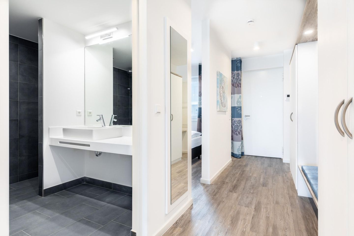 Apartmentanlage Meerblickvilla Apartmentanlage Meerblickvilla 0-03 Großenbrode - Flur mit Blick zum Badezimmer - gbmv0-03 - Großenbrode