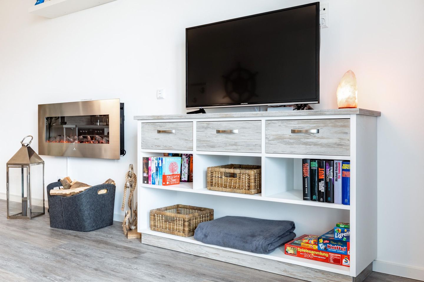 Apartmentanlage Meerblickvilla Apartmentanlage Meerblickvilla 1-07 Großenbrode - Wohn-/Essbereich mit Flatscreen-TV