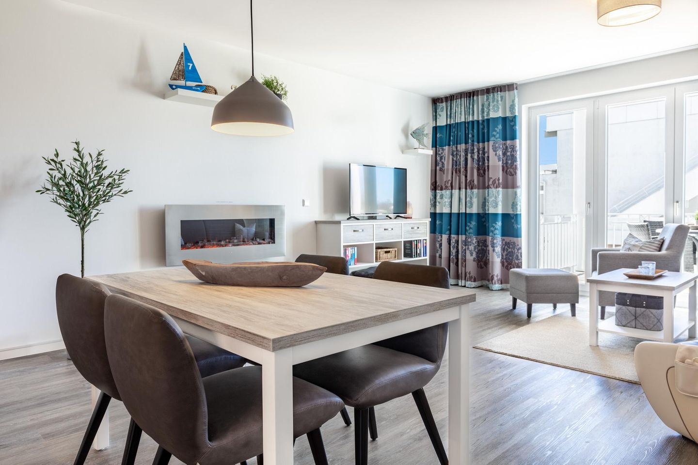 Apartmentanlage Meerblickvilla Apartmentanlage Meerblickvilla 1-07 Großenbrode - Wohn-/Essbereich mit Zugang zum Balkon