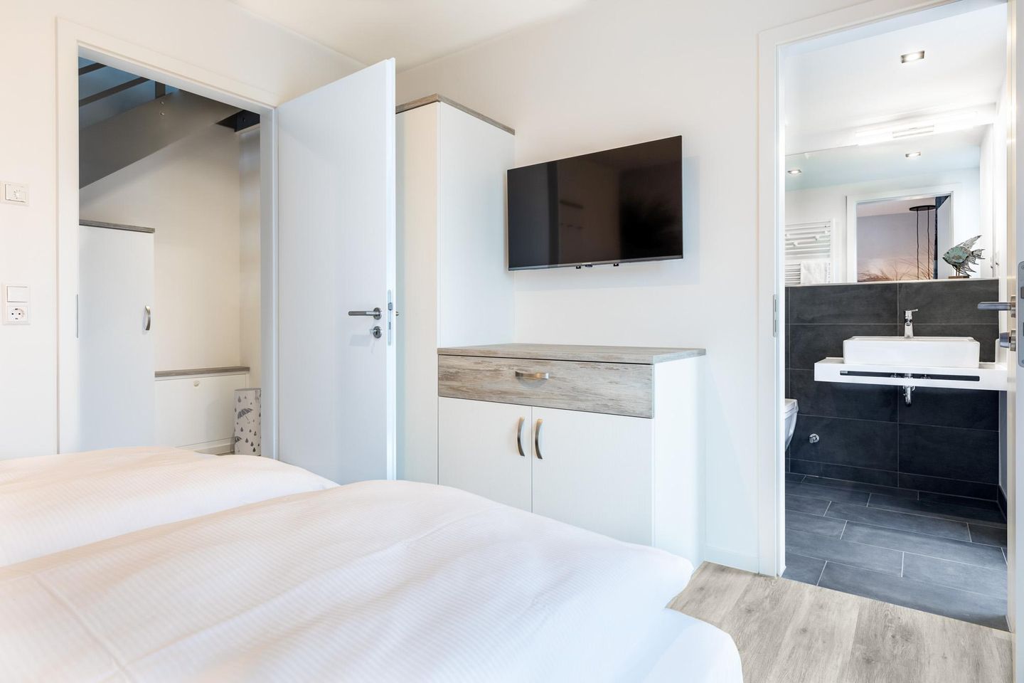 Apartmentanlage Meerblickvilla Apartmentanlage Meerblickvilla 3-32 Großenbrode - Schlafzimmer mit Blick zum Badezimmer