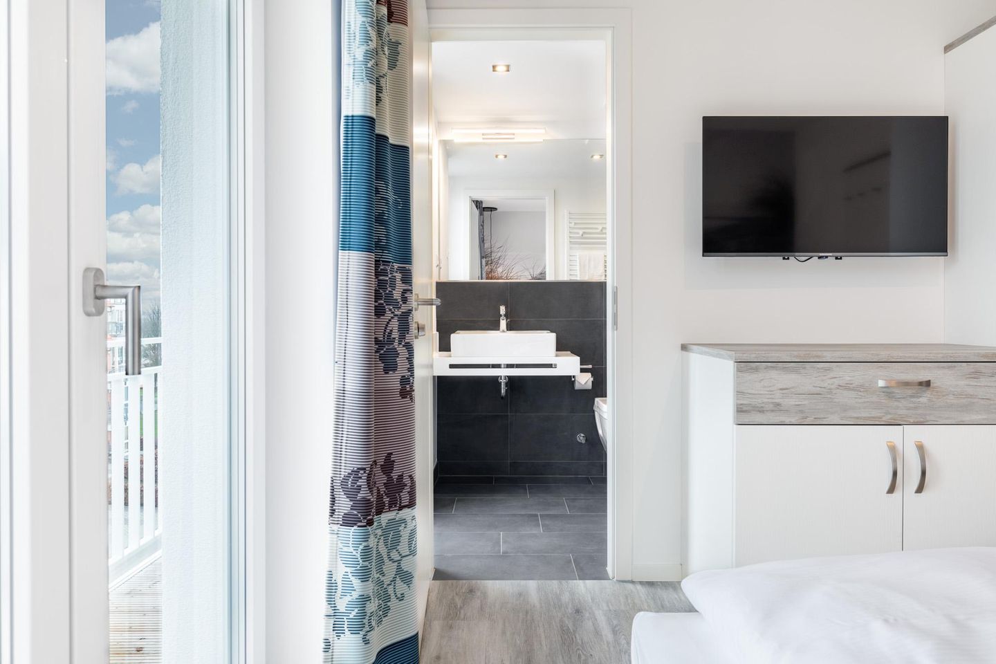 Apartmentanlage Meerblickvilla Apartmentanlage Meerblickvilla 3-45 Großenbrode - Schlafzimmer mit Zugang zum Badezimmer