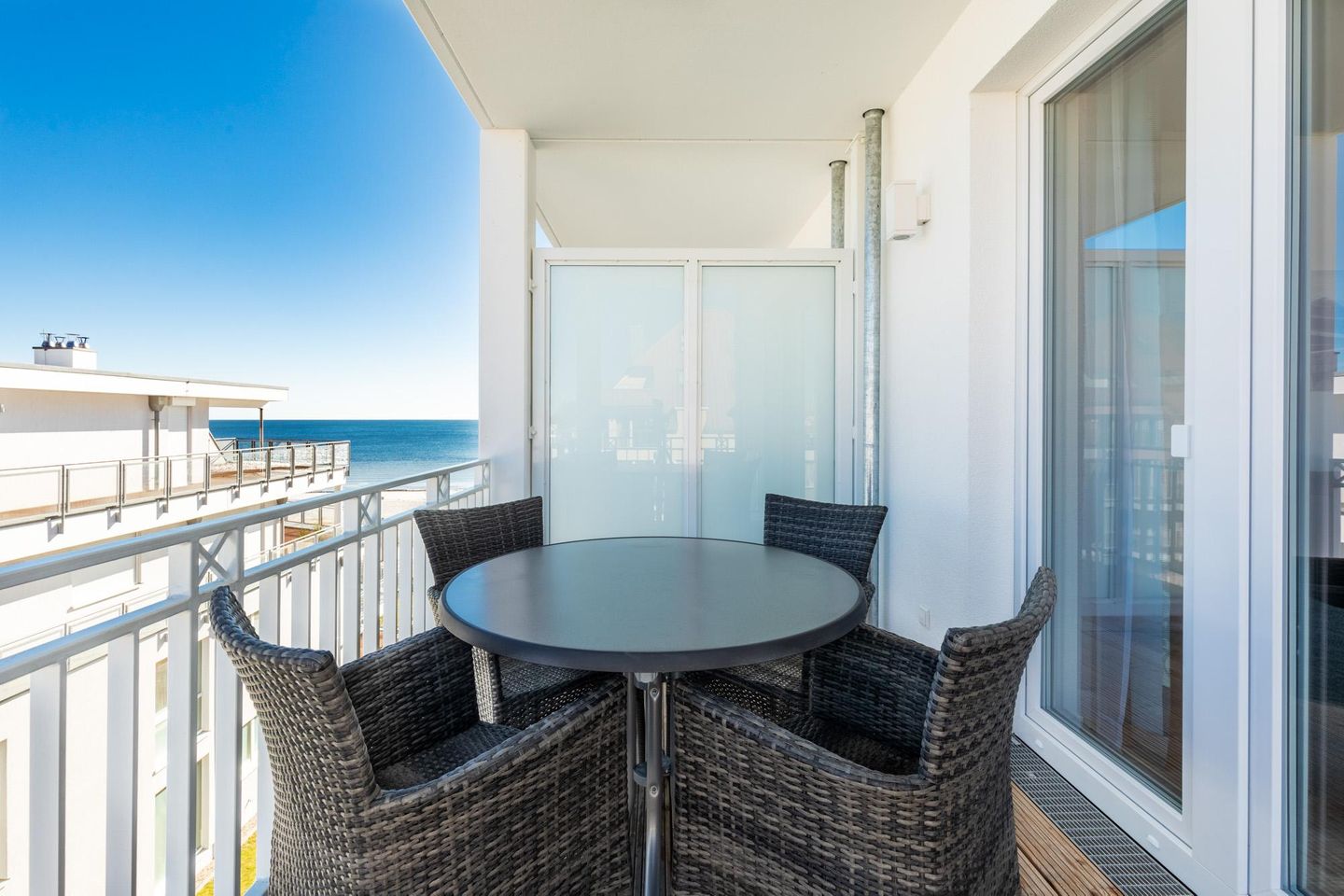 Apartmentanlage Meerblickvilla Apartmentanlage Meerblickvilla 3-45 Großenbrode - Balkon mit Gartenmöbeln