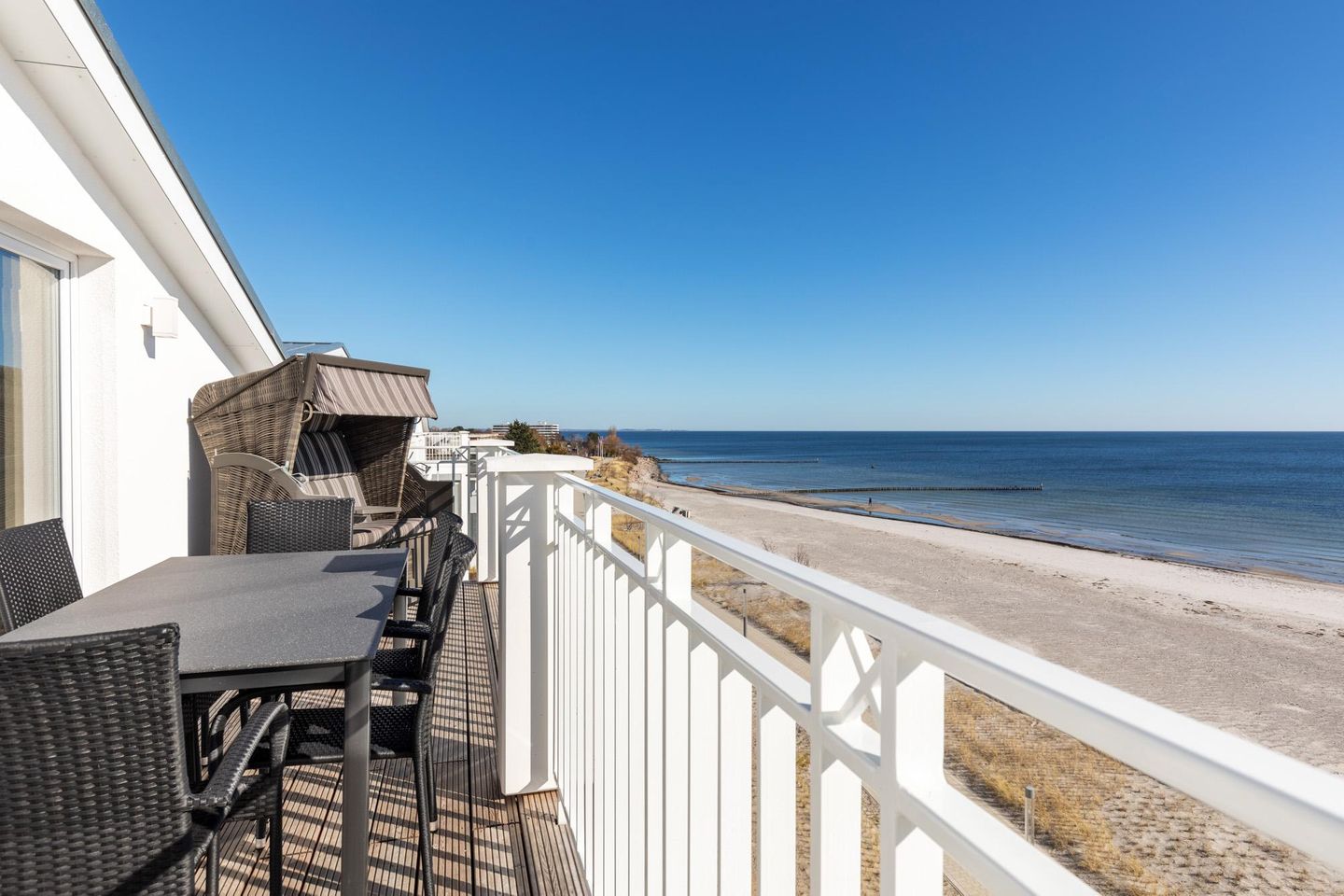 Apartmentanlage Meerblickvilla Apartmentanlage Meerblickvilla 4-46 Großenbrode - Balkon mit Strandkorb und Gartenmöbeln