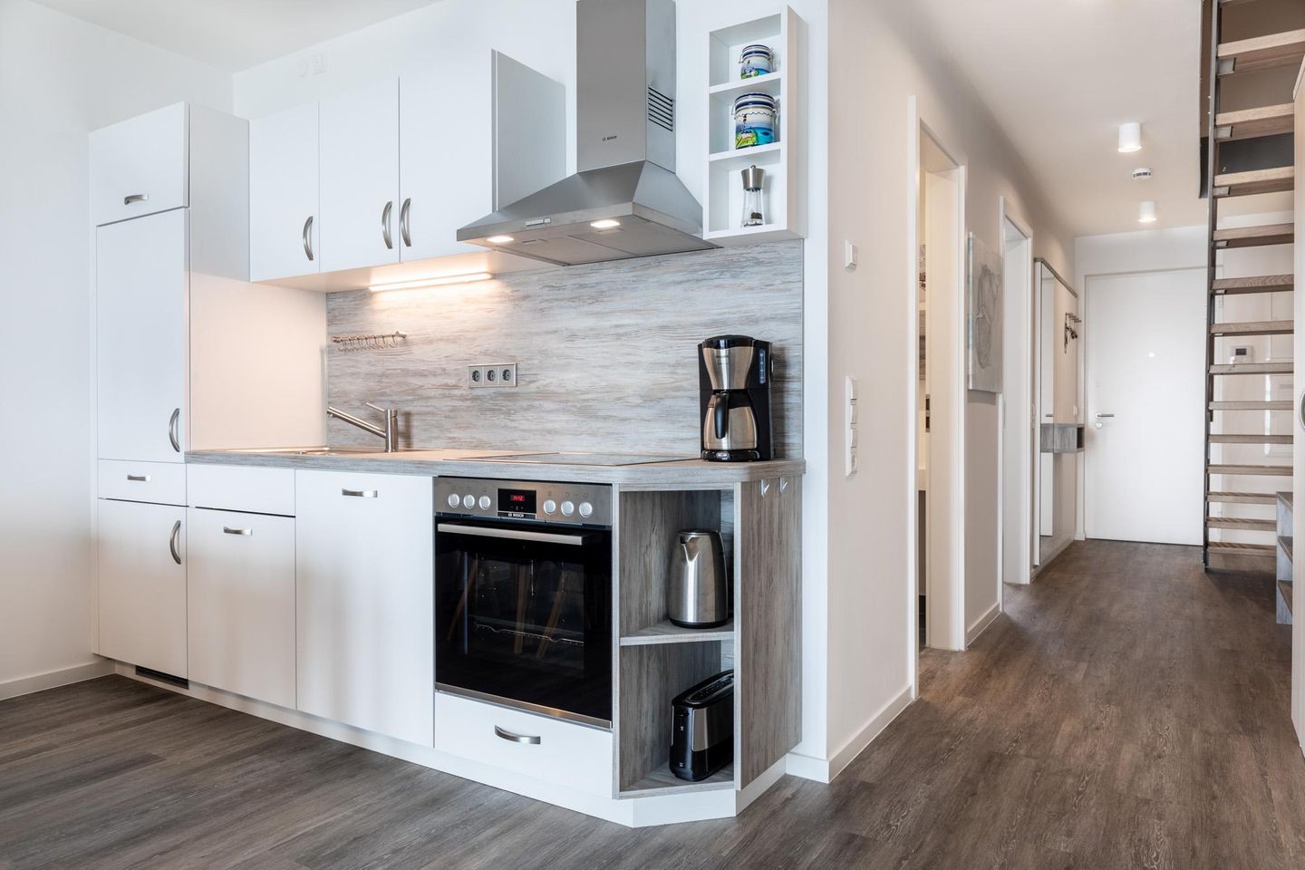 Apartmentanlage Meerblickvilla Apartmentanlage Meerblickvilla 3-34 Großenbrode - Wohn-/Essbereich mit Esstisch und Küchenzeile