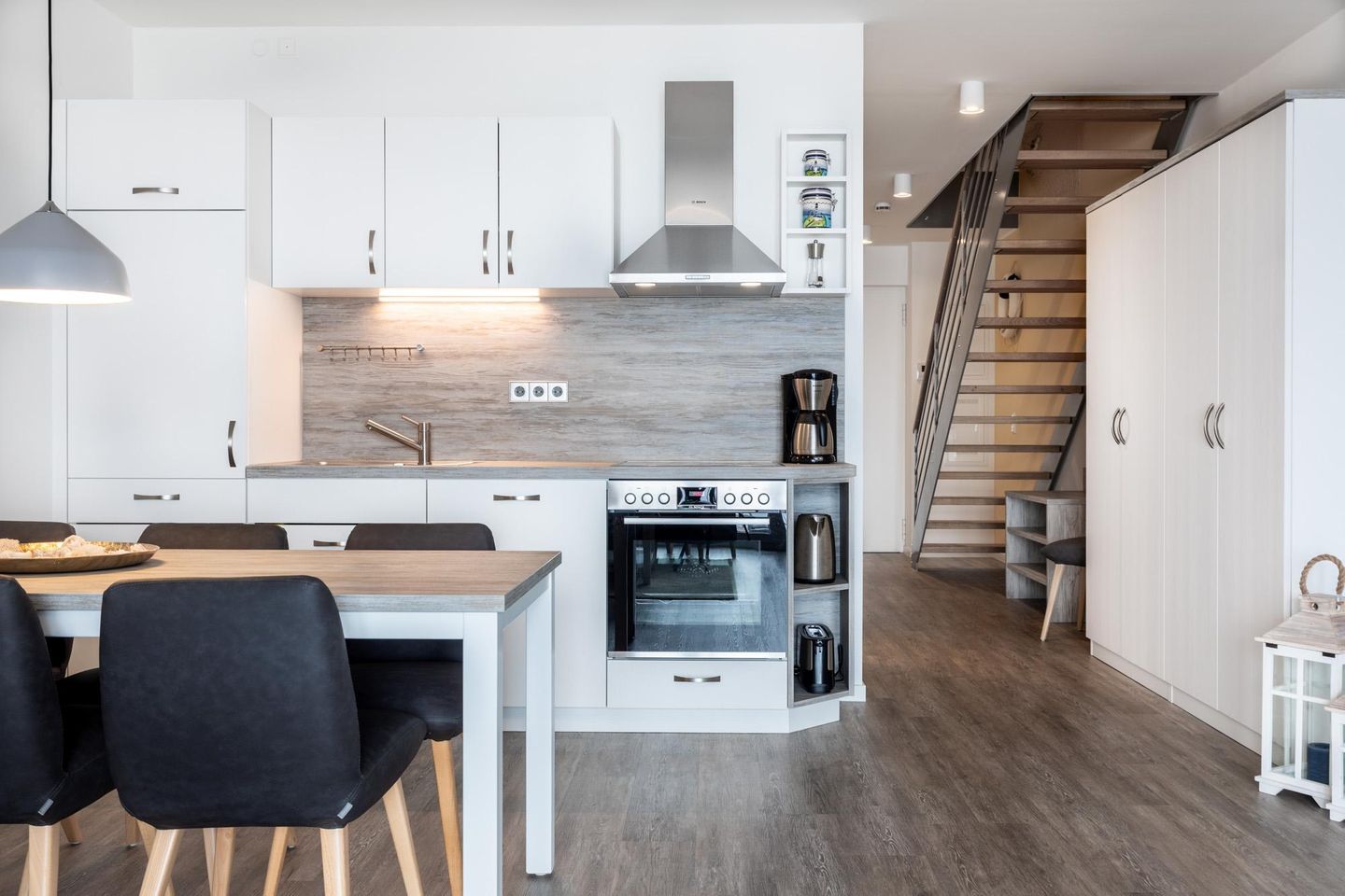 Apartmentanlage Meerblickvilla Apartmentanlage Meerblickvilla 3-34 Großenbrode - Wohn-/Essbereich mit Esstisch und Küchenzeile