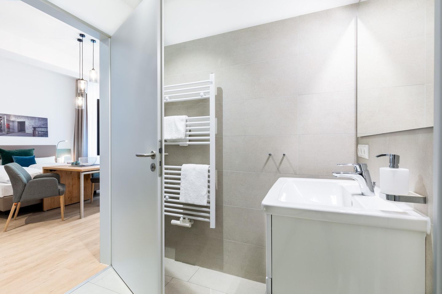 Ferienapartments am Krusespeicher Ferienapartments am Krusespeicher 0-01 Wismar - Badezimmer mit Zugang zum Wohn-/Schlafbereich