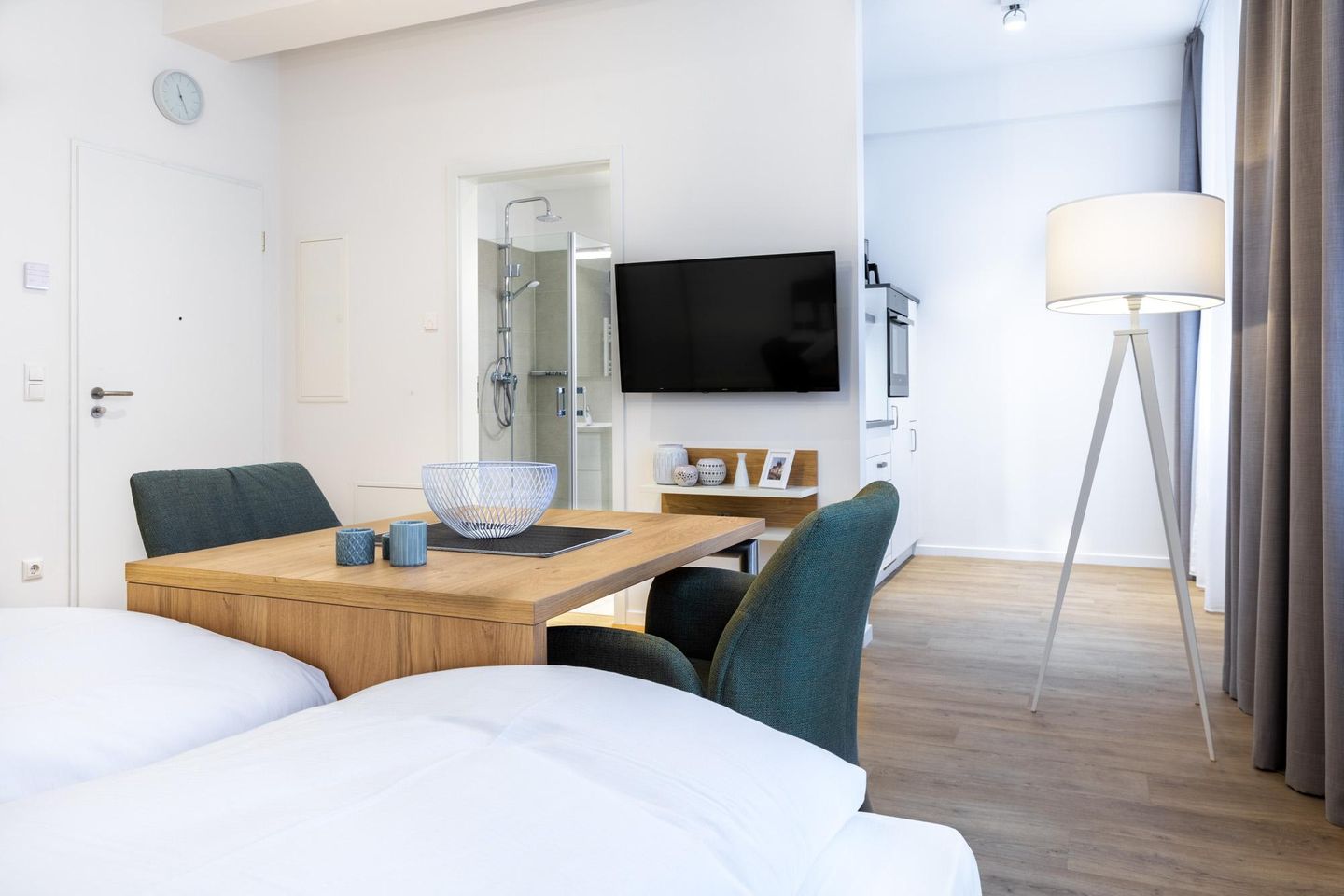 Ferienapartments am Krusespeicher Ferienapartments am Krusespeicher 0-02 Wismar - Wohn-/Schlafbereich mit Flatscreen-TV