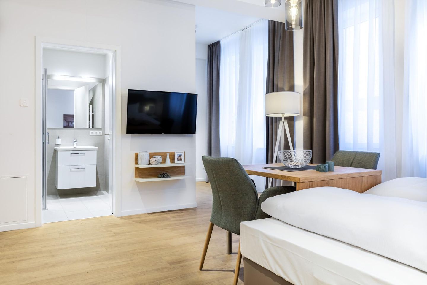 Ferienapartments am Krusespeicher Ferienapartments am Krusespeicher 0-02 Wismar - Wohn-/Schlafbereich mit Zugang zum Badezimmer