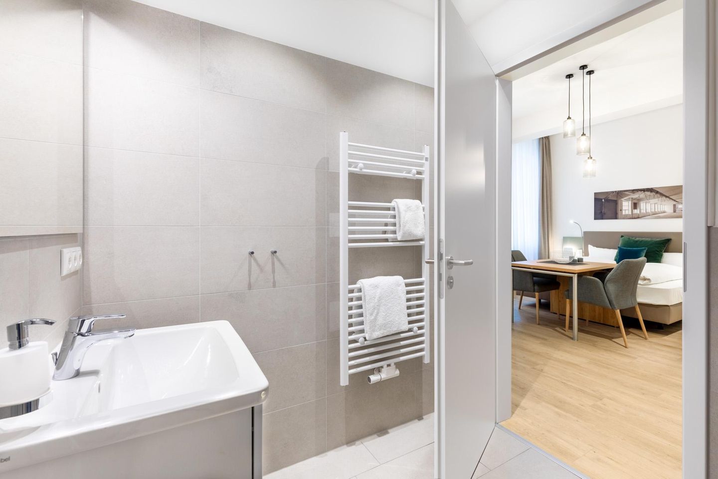 Ferienapartments am Krusespeicher Ferienapartments am Krusespeicher 0-02 Wismar - Badezimmer mit Zugang zum Wohn-/Schlafbereich