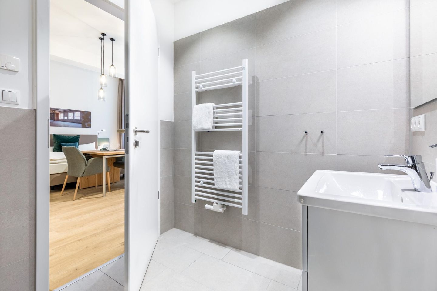 Ferienapartments am Krusespeicher Ferienapartments am Krusespeicher 0-03 Wismar - Badezimmer mit Zugang zum Wohn-/Schlafbereich