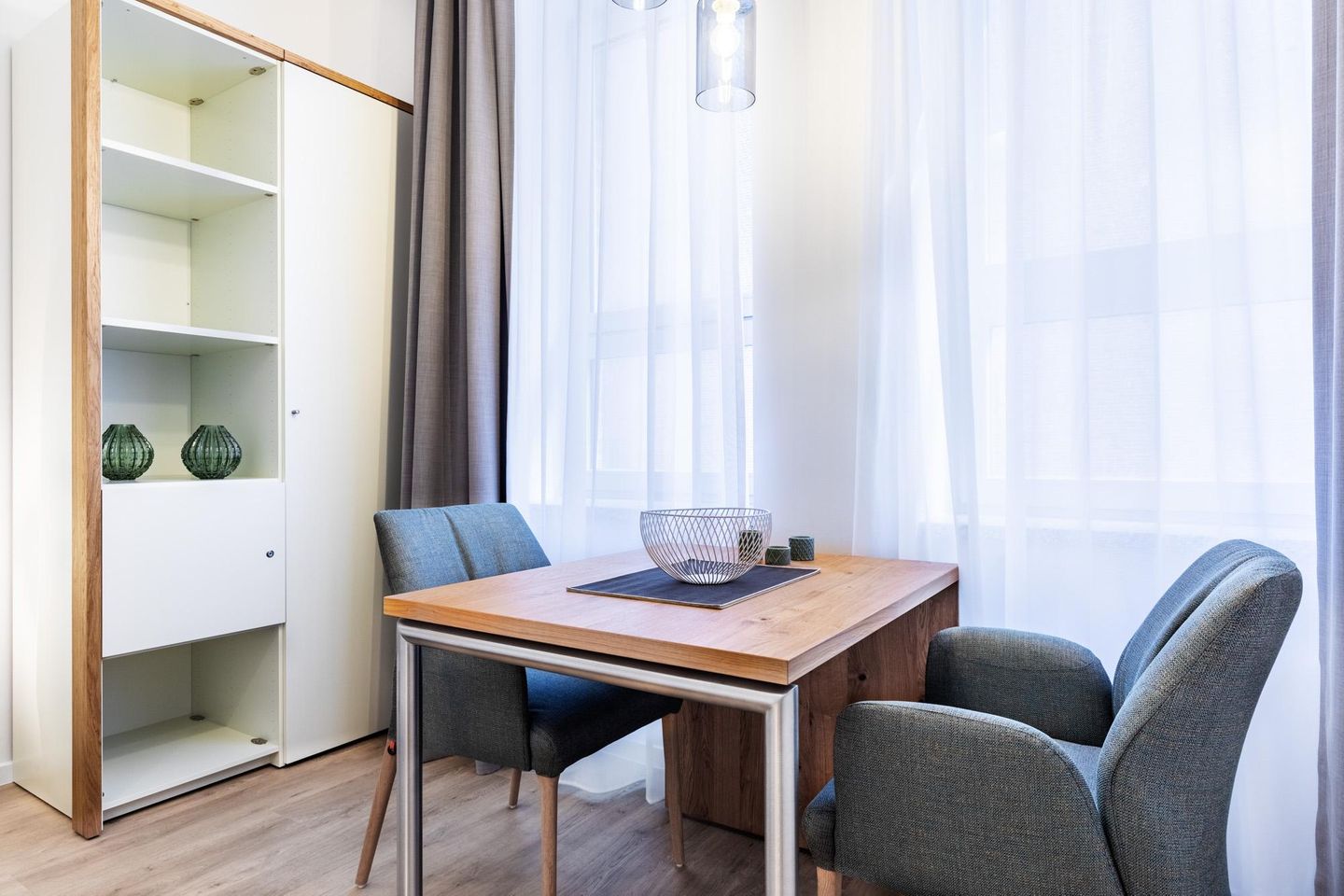 Ferienapartments am Krusespeicher Ferienapartments am Krusespeicher 0-04 Wismar - Wohn-/Schlafbereich mit Sitzgelegenheit