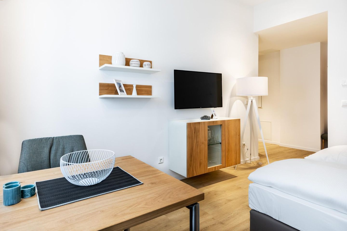 Ferienapartments am Krusespeicher Ferienapartments am Krusespeicher 0-04 Wismar - Wohn-/Schlafbereich mit Sitzgelegenheit