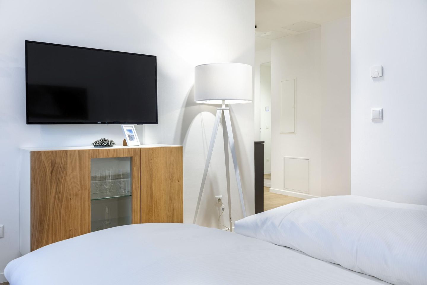 Ferienapartments am Krusespeicher Ferienapartments am Krusespeicher 0-04 Wismar - Wohn-/Schlafbereich mit Flatscreen-TV