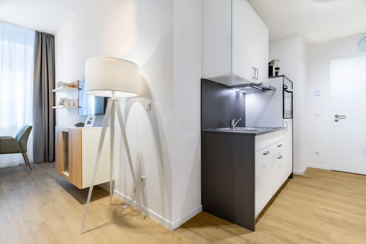 Ferienapartments am Krusespeicher Ferienapartments am Krusespeicher 0-04 Wismar - Wohn-/Schlafbereich mit Küchenzeile