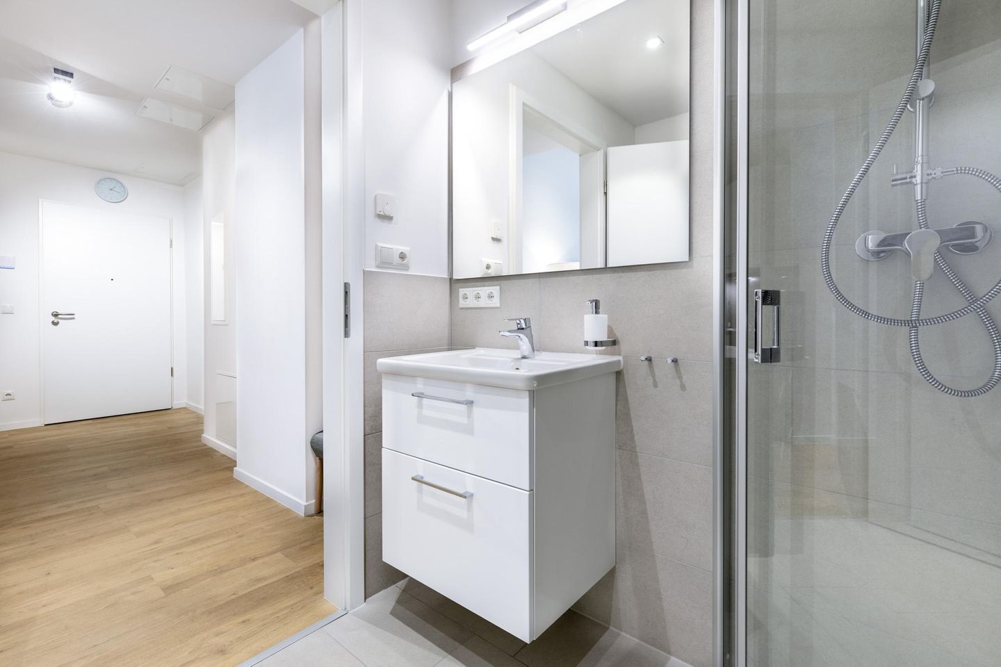 Ferienapartments am Krusespeicher Ferienapartments am Krusespeicher 0-04 Wismar - Badezimmer mit Zugang zum Wohn-/Schlafbereich