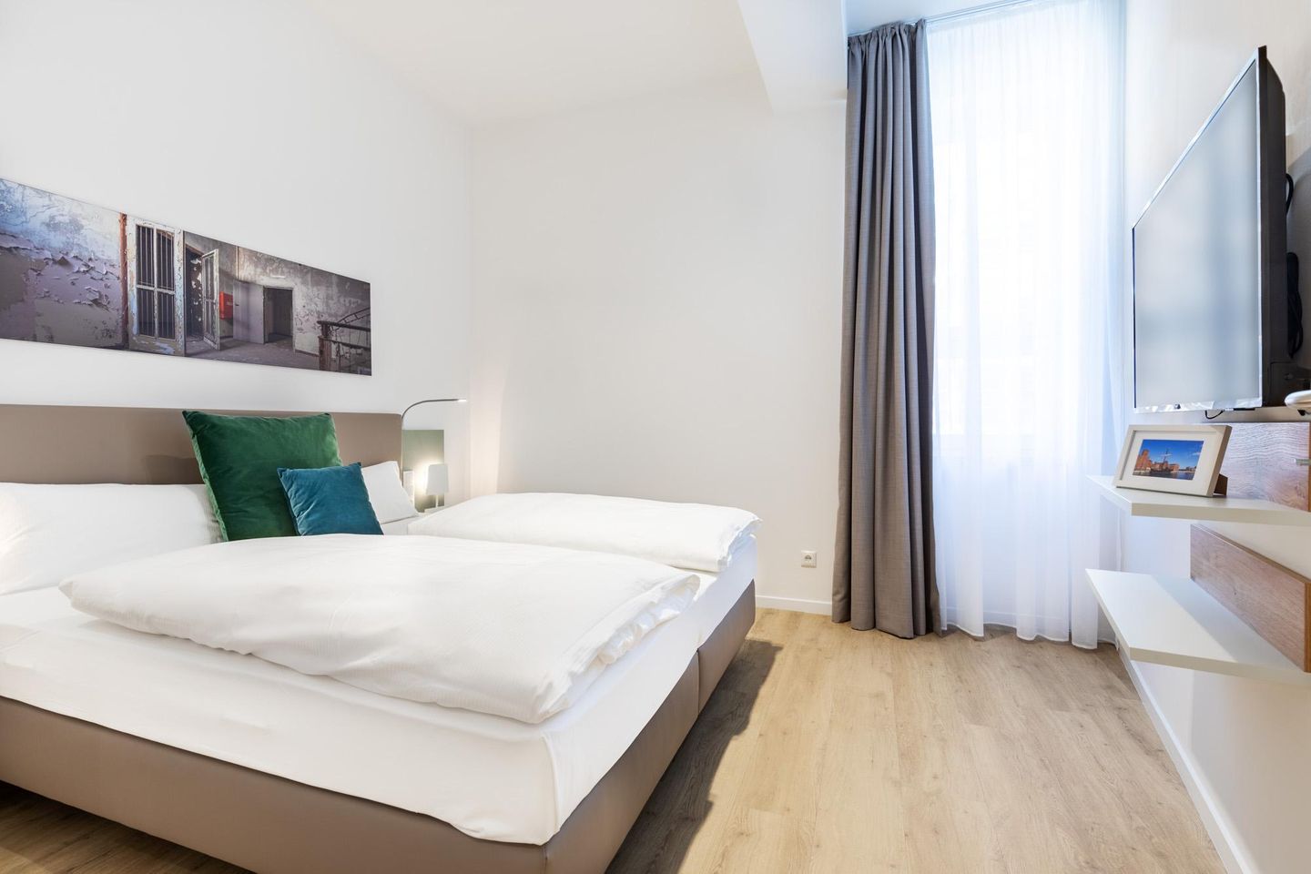 Ferienapartments am Krusespeicher Ferienapartments am Krusespeicher 1-05 Wismar - Schlafzimmer mit Flatscreen-TV