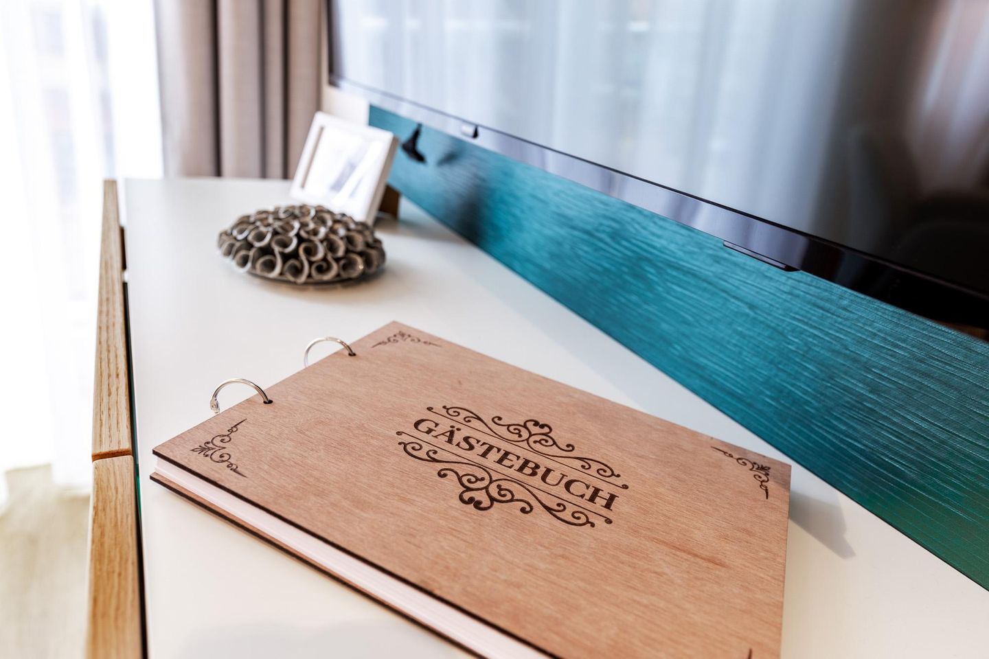 Ferienapartments am Krusespeicher Ferienapartments am Krusespeicher 1-06 Wismar - Wohn-/Essbereich mit Gästebuch