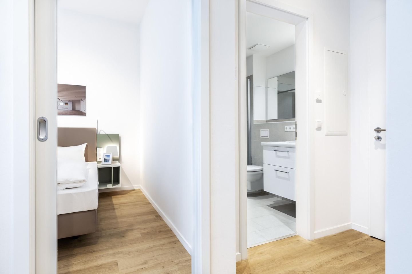 Ferienapartments am Krusespeicher Ferienapartments am Krusespeicher 1-06 Wismar - Wohn-/Essbereich mit Zugang zum Badezimmer