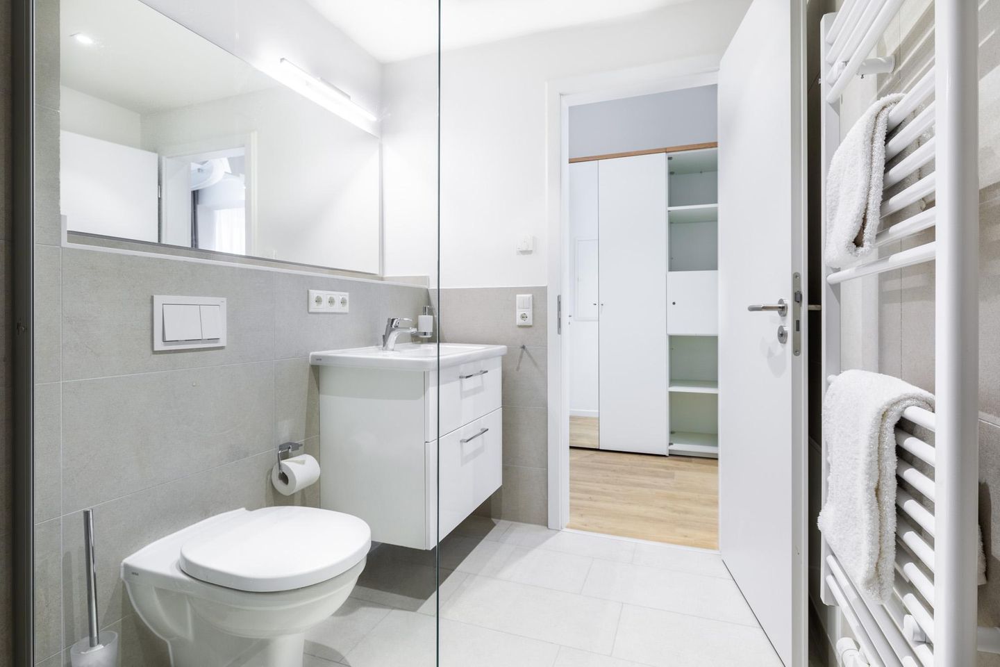 Ferienapartments am Krusespeicher Ferienapartments am Krusespeicher 1-06 Wismar - Badezimmer mit Zugang zum Wohn-/Essbereich