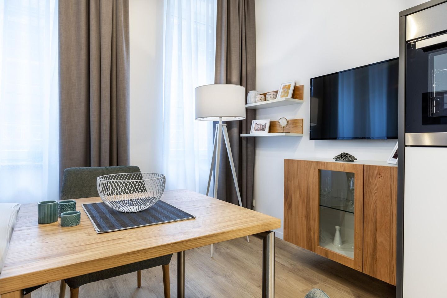 Ferienapartments am Krusespeicher Ferienapartments am Krusespeicher 1-07 Wismar - Wohn-/Schlafbereich mit Flatscreen-TV