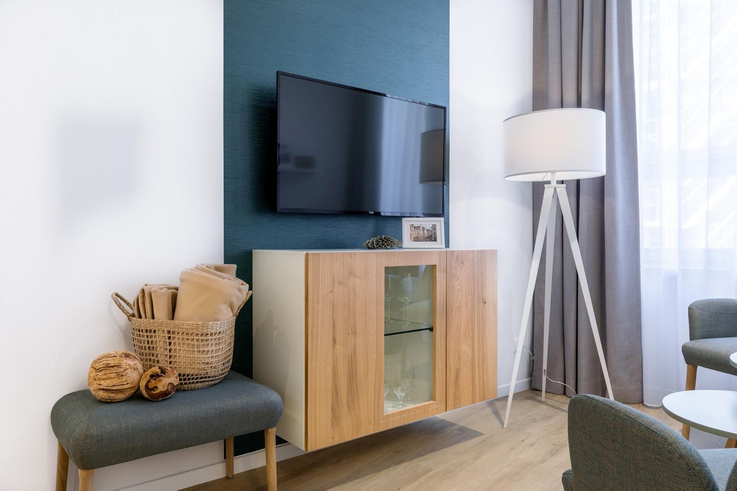 Ferienapartments am Krusespeicher Ferienapartments am Krusespeicher 2-15 Wismar - Wohn-/Essbereich mit Flatscrren-TV