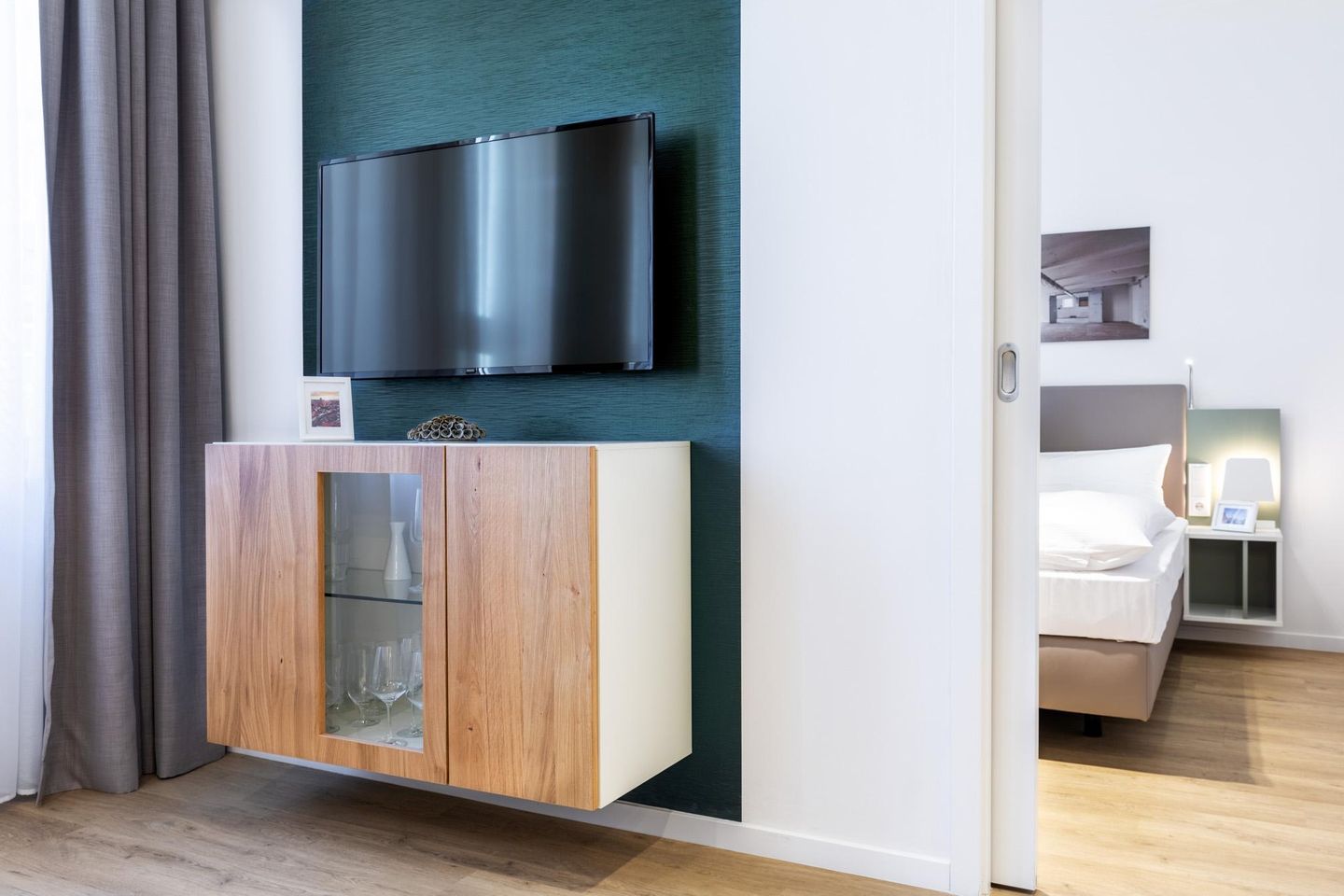 Ferienapartments am Krusespeicher Ferienapartments am Krusespeicher 2-16 Wismar - Wohn-/Essbereich mit Flatscreen-TV