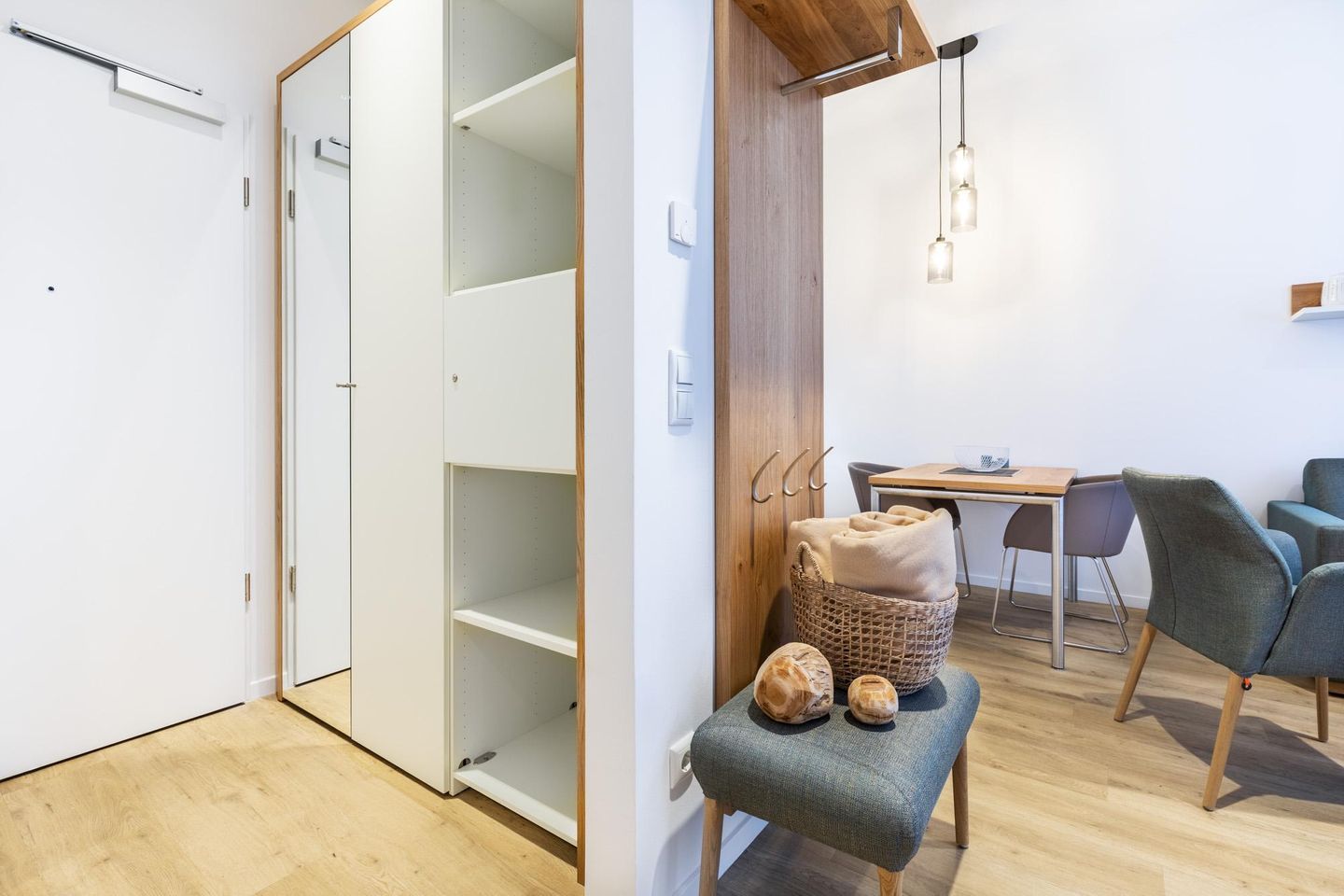 Ferienapartments am Krusespeicher Ferienapartments am Krusespeicher 2-16 Wismar - Wohn-/Essbereich mit Eingangstür