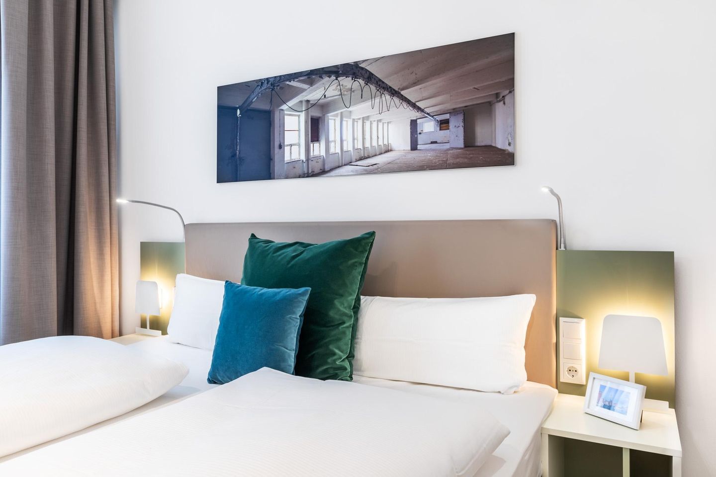 Ferienapartments am Krusespeicher Ferienapartments am Krusespeicher 2-16 Wismar - Schlafzimmer mit Boxspringbett