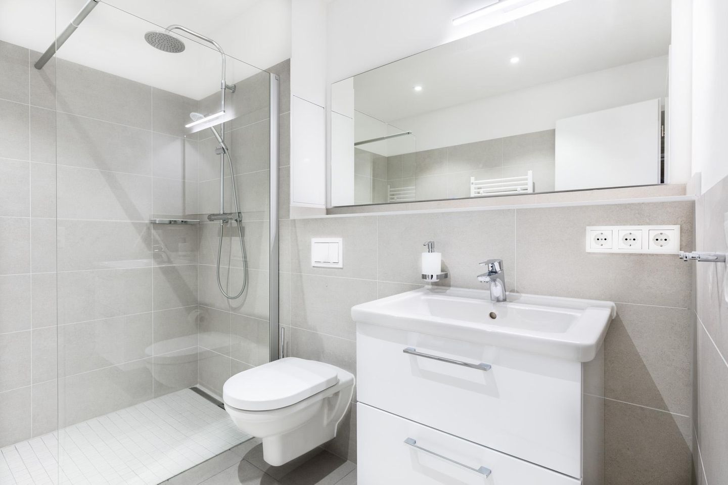 Ferienapartments am Krusespeicher Ferienapartments am Krusespeicher 2-16 Wismar - Badezimmer mit ebenerdiger Regendusche