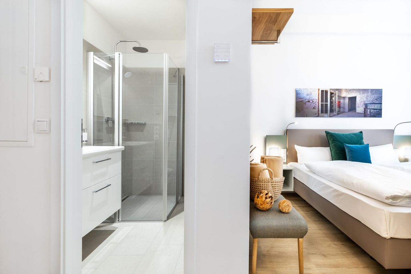 Ferienapartments am Krusespeicher Ferienapartments am Krusespeicher 2-17 Wismar - Wohn-/Schlafbereich mit Blick zum Badezimmer