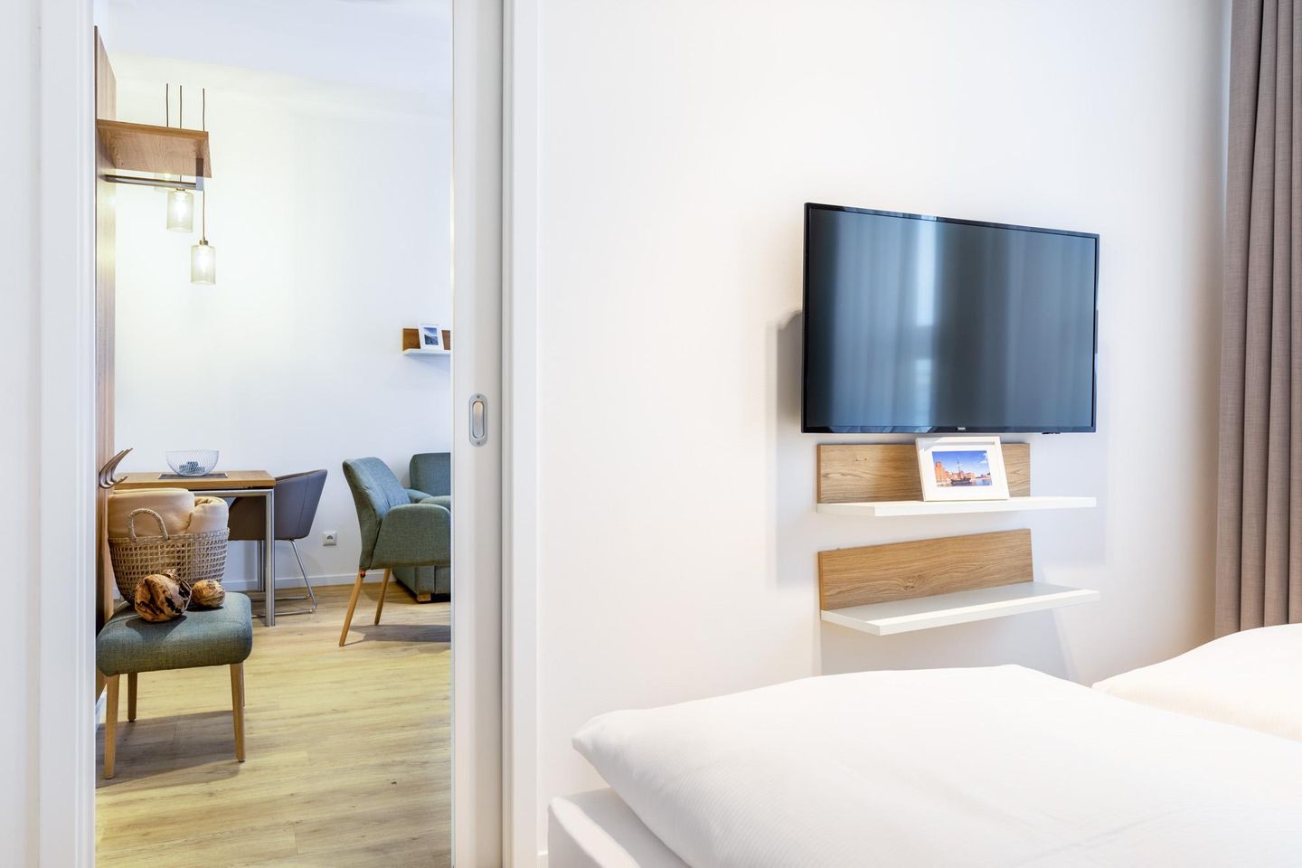 Ferienapartments am Krusespeicher Ferienapartments am Krusespeicher 2-18 Wismar - Schlafzimmer mit Zugang zum Wohn-/Essbereich