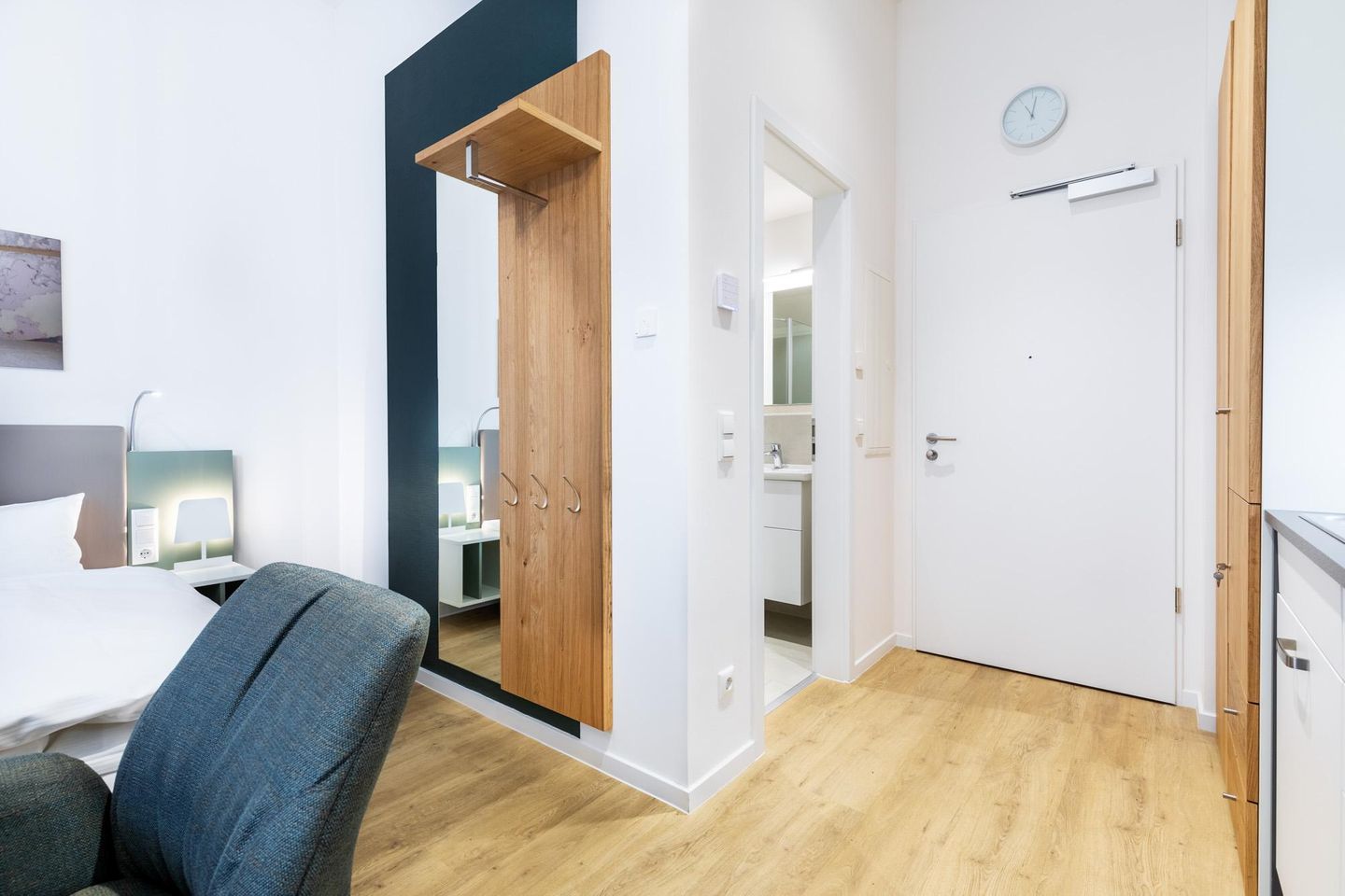 Ferienapartments am Krusespeicher Ferienapartments am Krusespeicher 3-26 Wismar - Wohn-/Schlafbereich mit Zugang zum Badezimmer