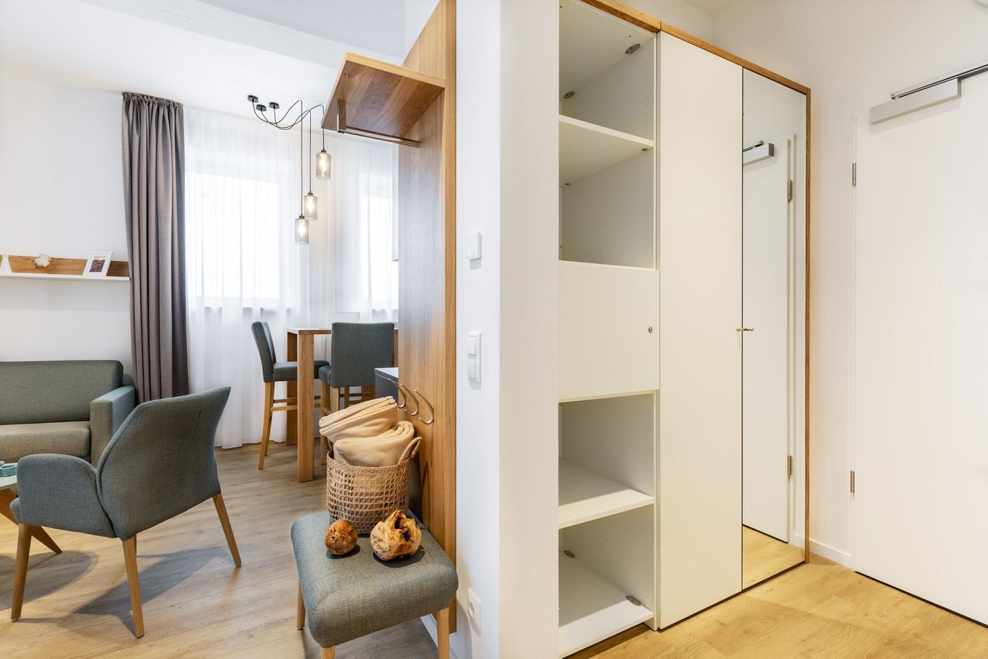 Ferienapartments am Krusespeicher Ferienapartments am Krusespeicher 1-09 Wismar - Wohn-/Essbereich mit Ablagemöglichkeit