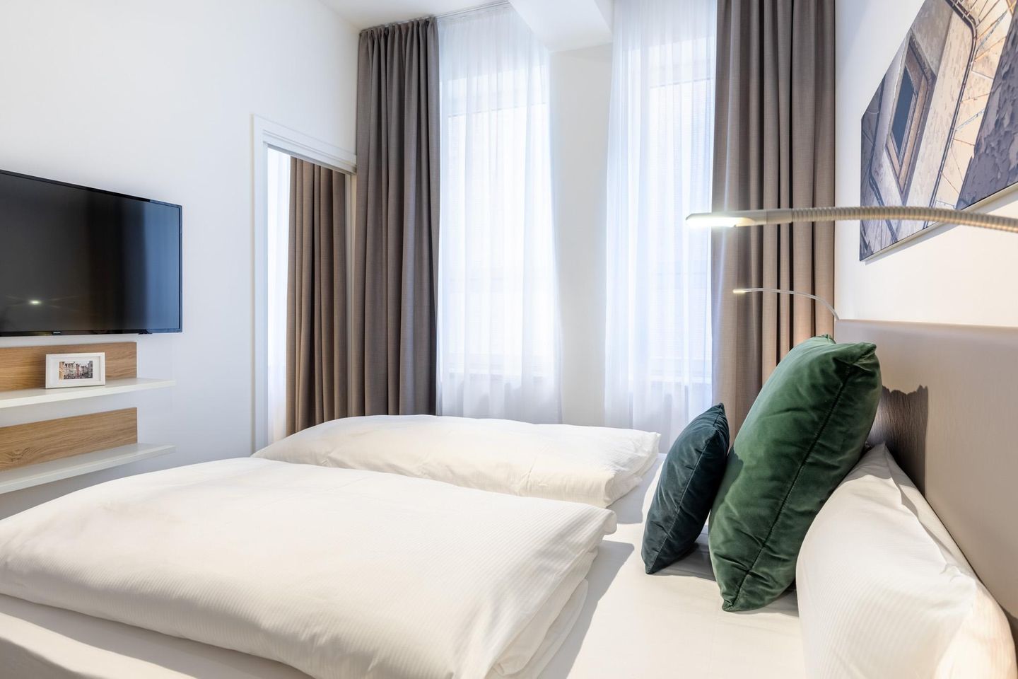 Ferienapartments am Krusespeicher Ferienapartments am Krusespeicher 1-10 Wismar - Schlafzimmer mit Flatscreen-TV