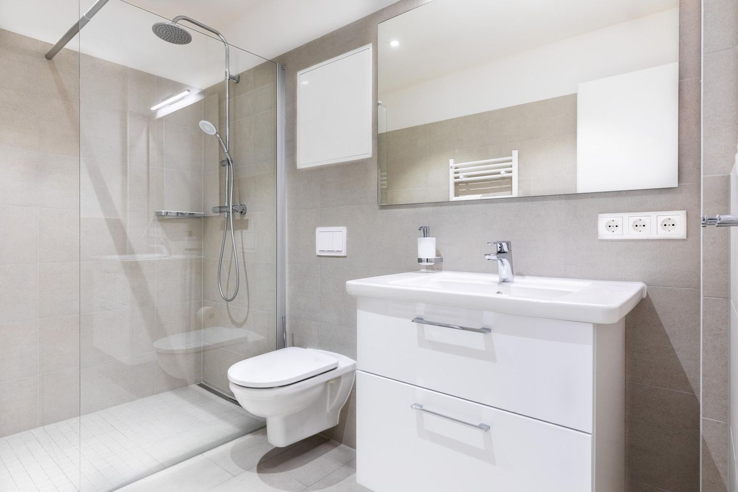 Ferienapartments am Krusespeicher Ferienapartments am Krusespeicher 1-10 Wismar - Badezimmer mit ebenerdiger Dusche