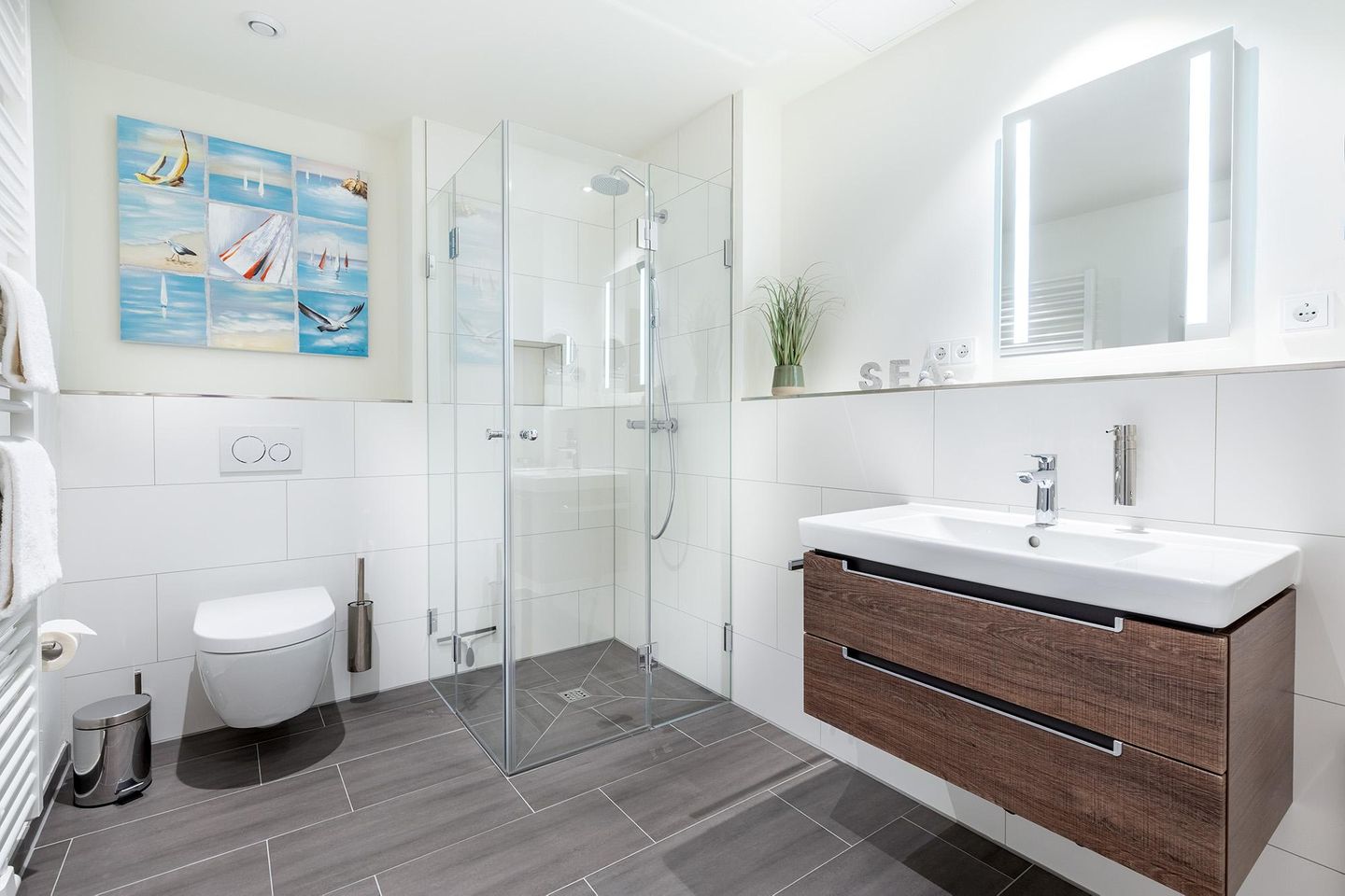 Godewindpark Travemünde Godewindpark Travemünde 3-16 Travemünde - Badezimmer mit Dusche und Waschtisch