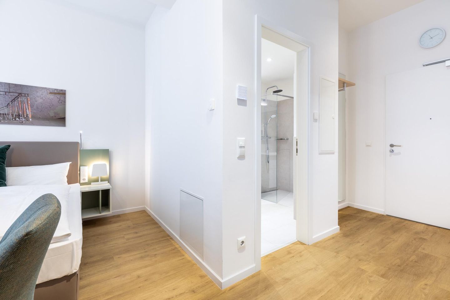 Ferienapartments am Krusespeicher Ferienapartments am Krusespeicher 1-12 Wismar - Wohn-/Schlafbereich mit Zugang zum Badezimmer