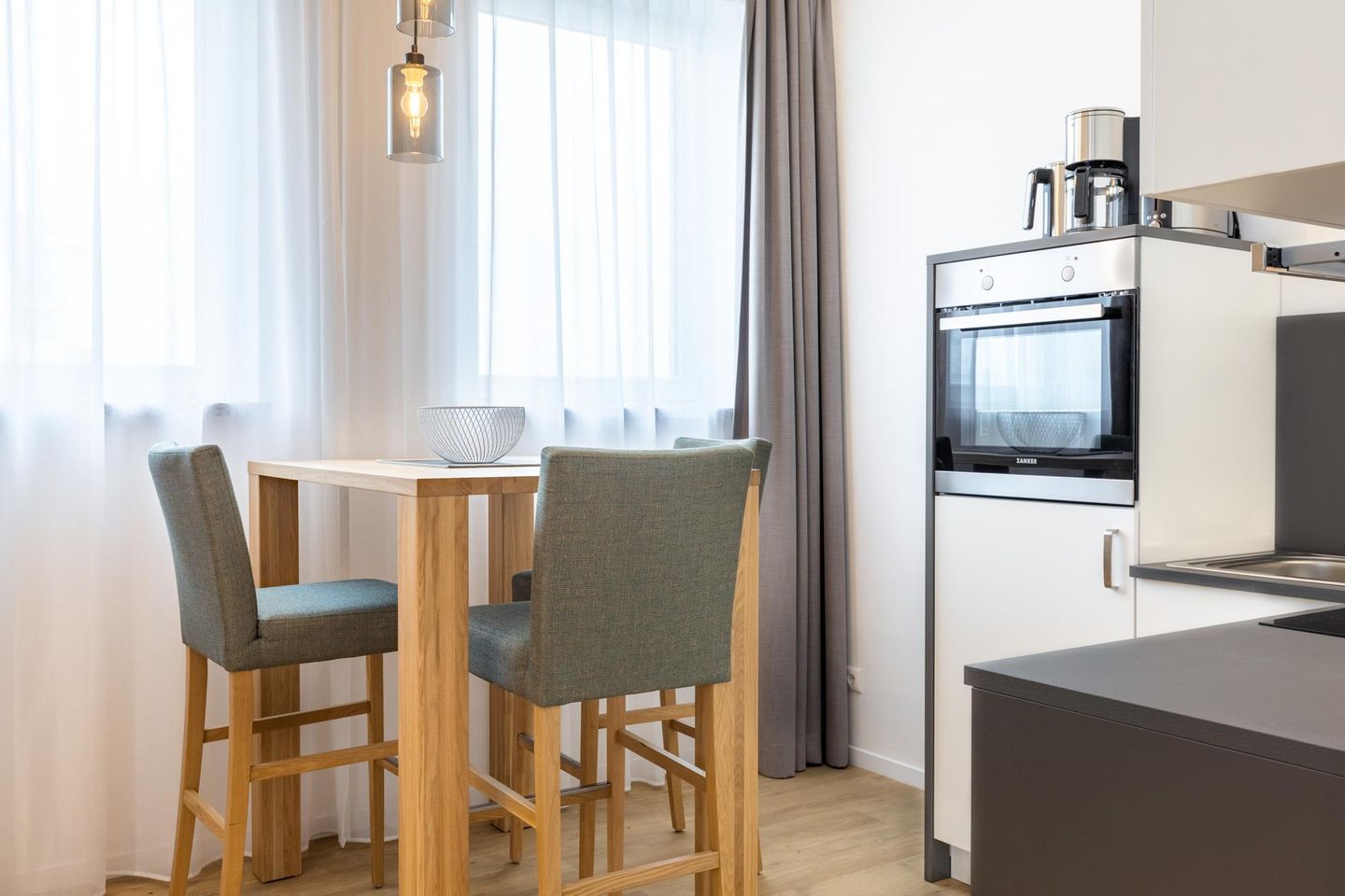 Ferienapartments am Krusespeicher Ferienapartments am Krusespeicher 2-19 Wismar - Wohn-/Essbereich mit Sitzgelegenheit