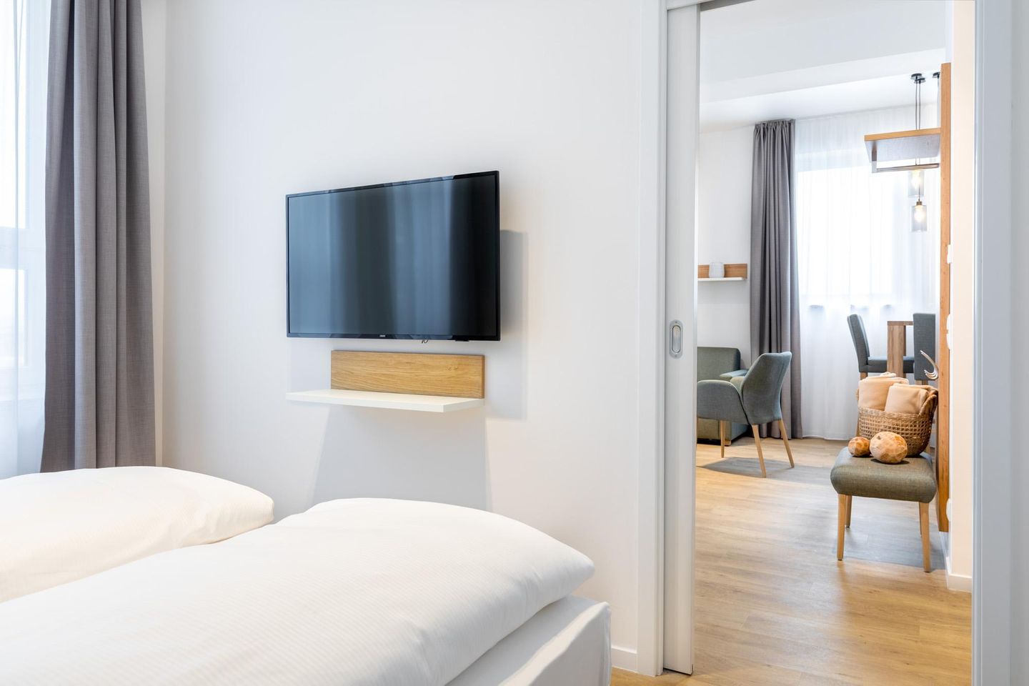 Ferienapartments am Krusespeicher Ferienapartments am Krusespeicher 2-19 Wismar - Schlafzimmer mit Flatscreen-TV