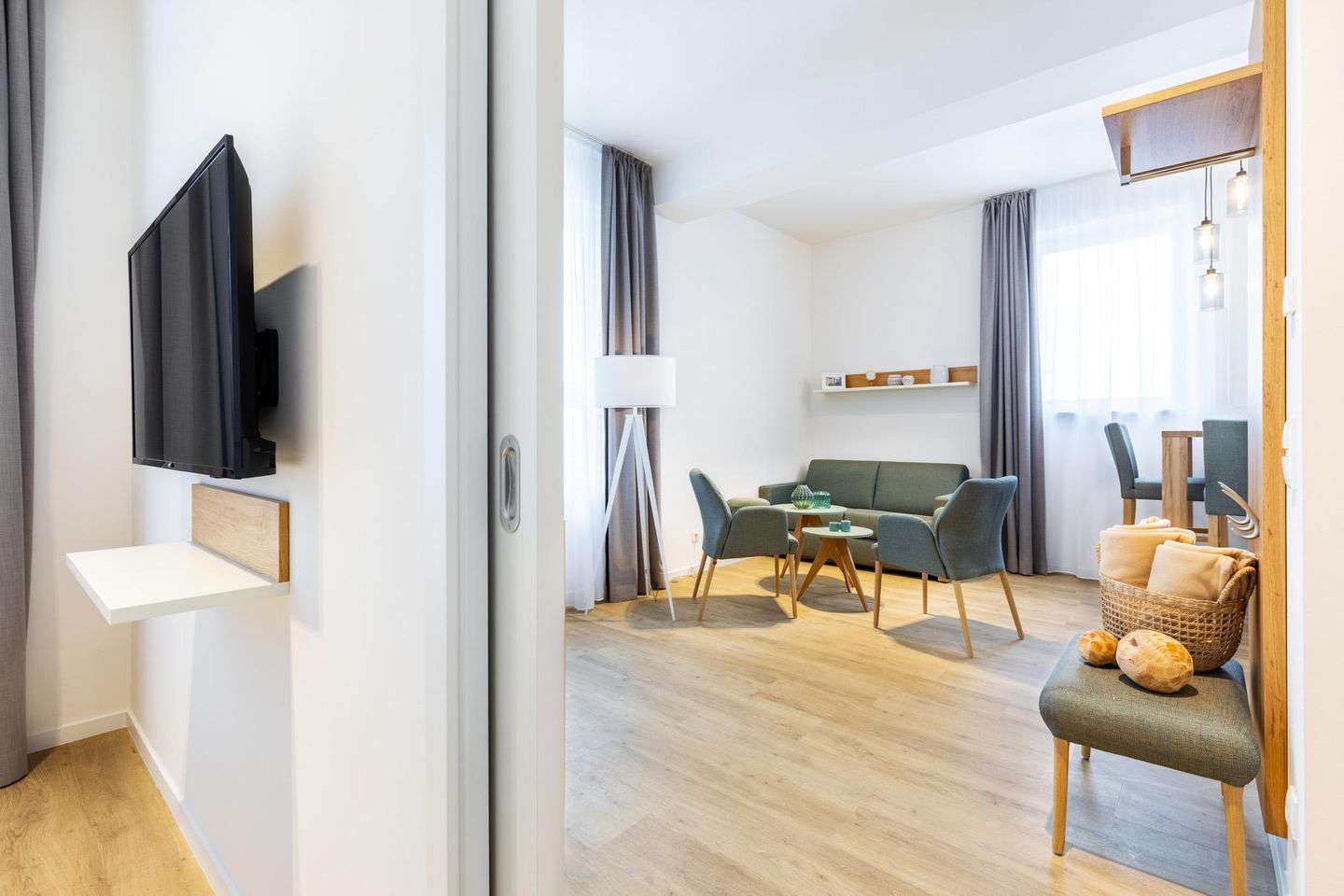 Ferienapartments am Krusespeicher Ferienapartments am Krusespeicher 2-19 Wismar - Schlafzimmer mit Zugang zum Wohn-/Essbereich