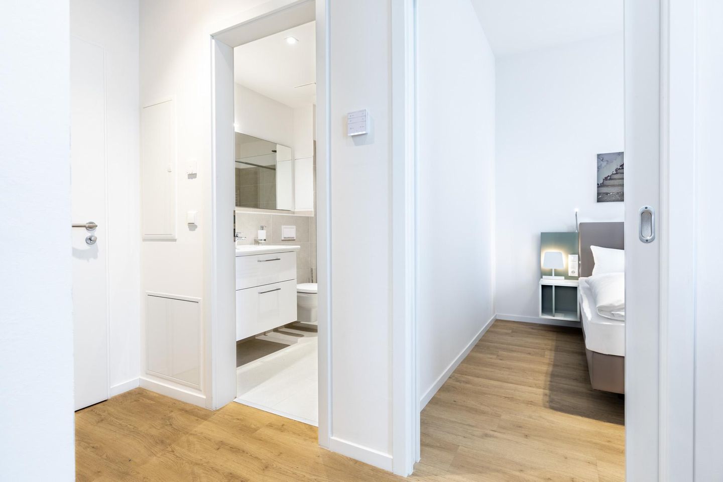 Ferienapartments am Krusespeicher Ferienapartments am Krusespeicher 2-19 Wismar - Wohn-/Essbereich mit Zugang zum Badezimmer