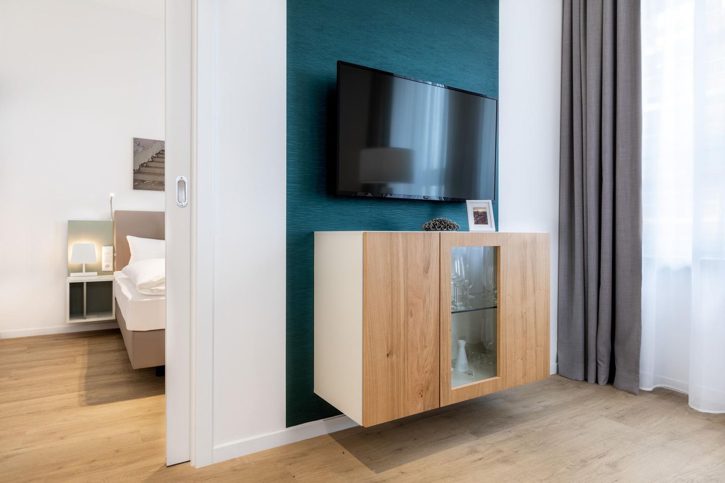 Ferienapartments am Krusespeicher Ferienapartments am Krusespeicher 2-19 Wismar - Wohn-/Essbereich mit Flatscreen-TV