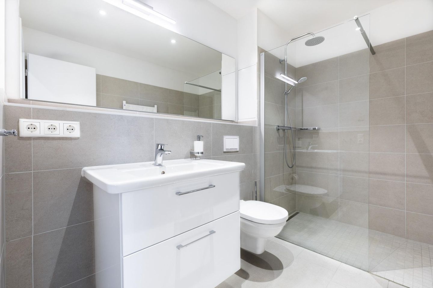 Ferienapartments am Krusespeicher Ferienapartments am Krusespeicher 2-19 Wismar - Badezimmer mit ebenerdiger Dusche