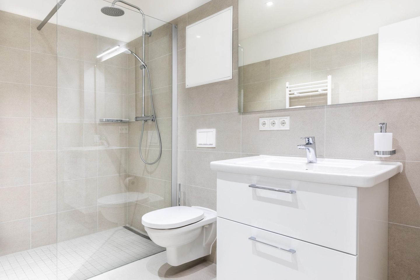 Ferienapartments am Krusespeicher Ferienapartments am Krusespeicher 2-20 Wismar - Badezimmer mit ebenerdiger Dusche