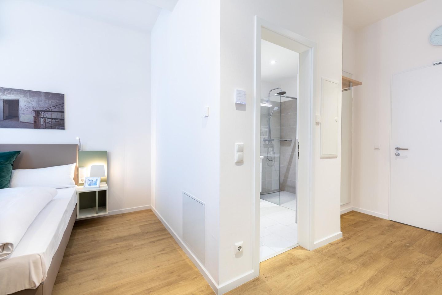 Ferienapartments am Krusespeicher Ferienapartments am Krusespeicher 2-22 Wismar - Wohn-/Schlafbereich mit Zugang zum Badezimmer