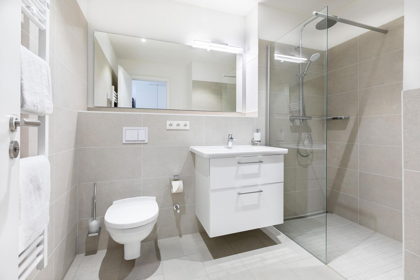 Ferienapartments am Krusespeicher Ferienapartments am Krusespeicher 2-22 Wismar - Badezimmer mit ebenerdiger Dusche