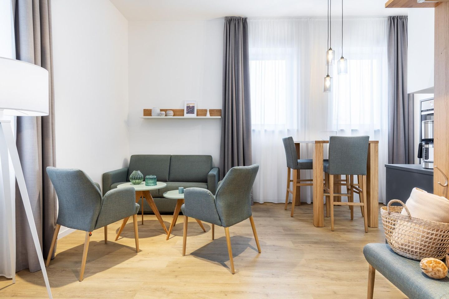 Ferienapartments am Krusespeicher Ferienapartments am Krusespeicher 3-30 Wismar - Wohn-/Essbereich mit Sitzgelegenheit