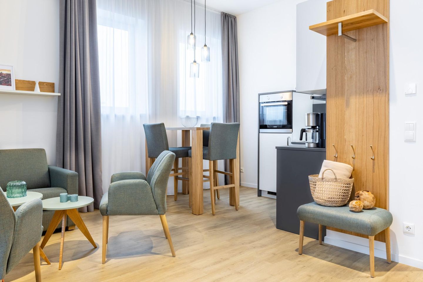 Ferienapartments am Krusespeicher Ferienapartments am Krusespeicher 3-30 Wismar - Wohn-/Essbereich mit Sitzgelegenheit